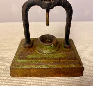 Máquina antigua para deshuesar aceitunas