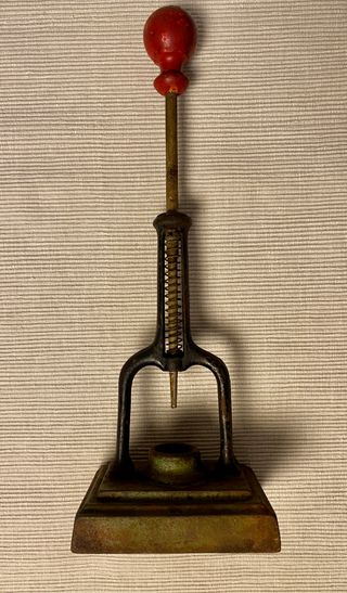 Máquina antigua para deshuesar aceitunas
