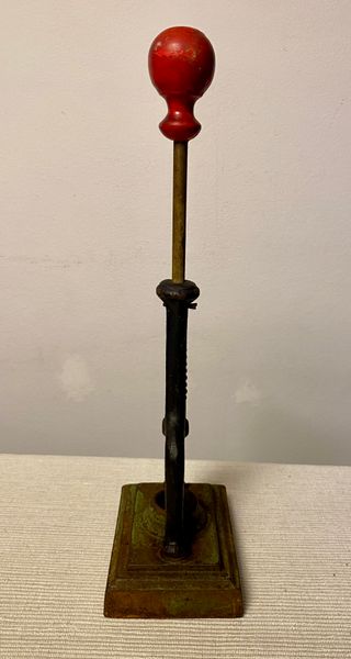 Máquina antigua para deshuesar aceitunas