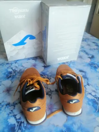 Zapatillas Joma Reactiveball color mostaza oscuro