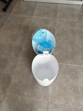 Contenedor de pañales blanco sin usar