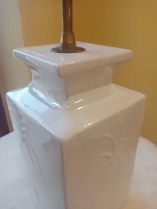 Lámpara art déco en cerámica blanca.