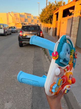 Correpasillos y mesa de actividades para bebé