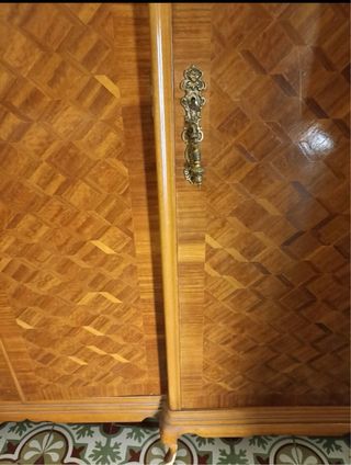 Armario de madera con diseño tallado