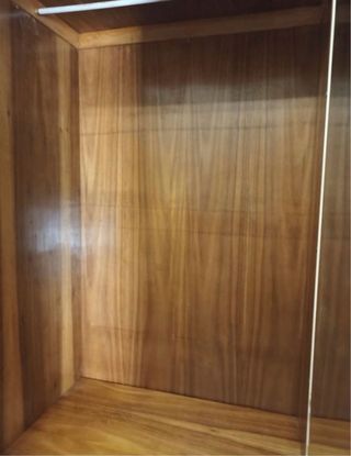 Armario de madera con diseño tallado