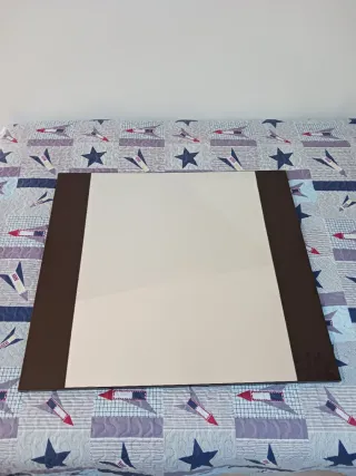 Armario marrón con cajones y espejo