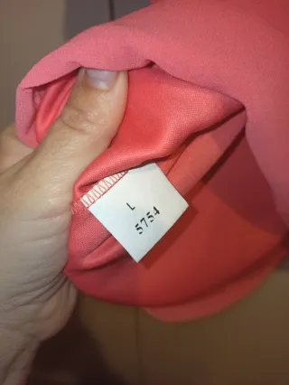 Vestido coral con cuello joya