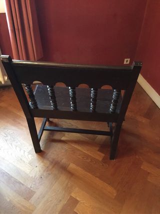 Banco antiguo de madera negro