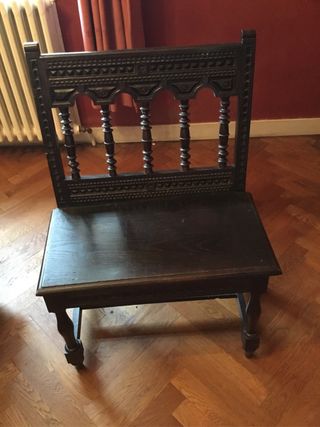 Banco antiguo de madera negro