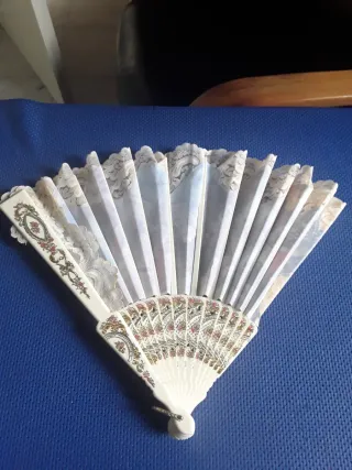 Ventaglio pieghevole vintage decorato