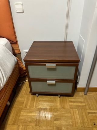 Mesilla de noche de madera y cristal