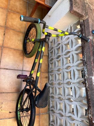 Bicicleta BMX con diseño llamativo