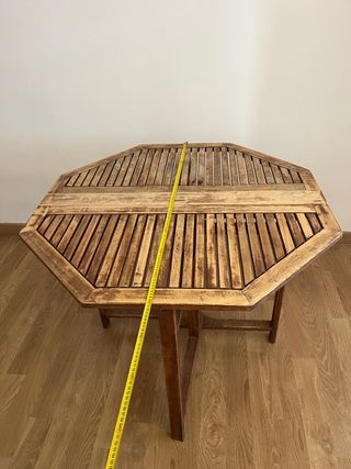Mesa de teca octogonal plegable con dos sillas