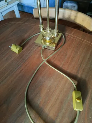 Lámpara de mesa ovalada beige y dorada