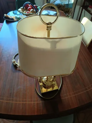 Lámpara de mesa ovalada beige y dorada