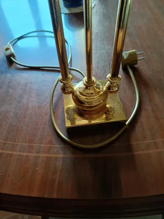 Lámpara de mesa ovalada beige y dorada