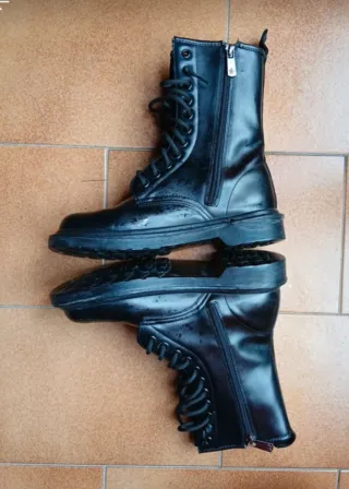 Stivaletti neri borchiati