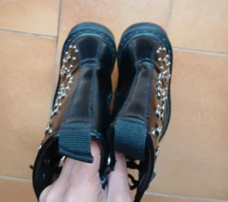 Stivaletti neri borchiati