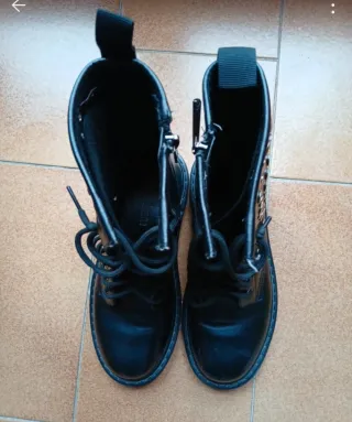 Stivaletti neri borchiati