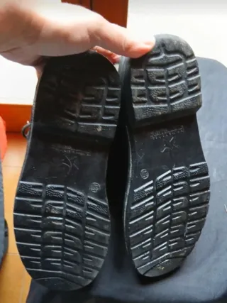 Stivaletti neri borchiati