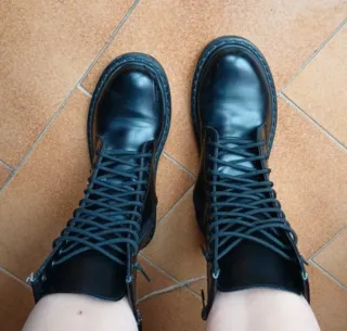 Stivaletti neri borchiati