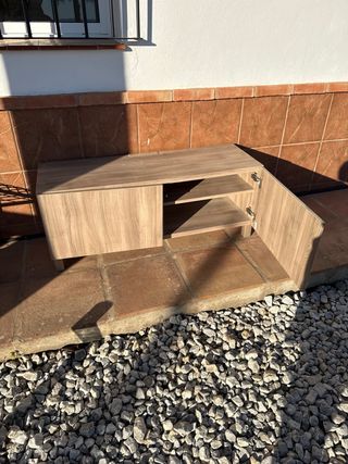 Mueble TV madera y plástico