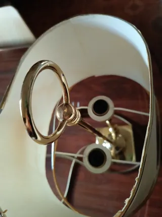 Lámpara de mesa ovalada beige y dorada