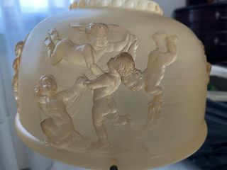 Lámpara de mesa antigua con querubines