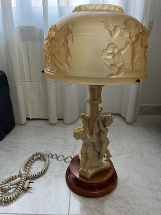 Lámpara de mesa antigua con querubines