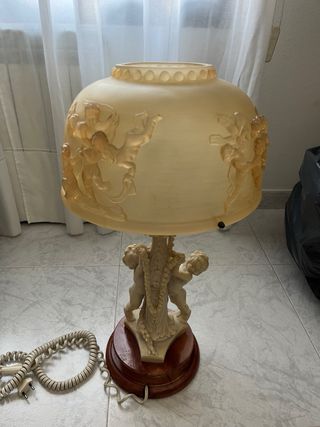 Lámpara de mesa antigua con querubines