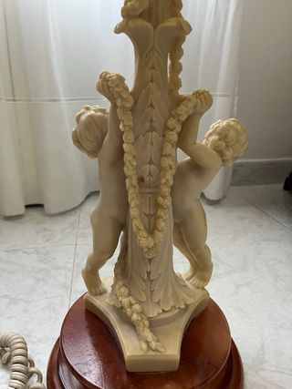 Lámpara de mesa antigua con querubines