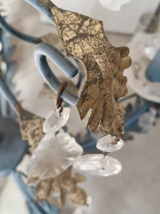 Lámpara de techo azul y dorada