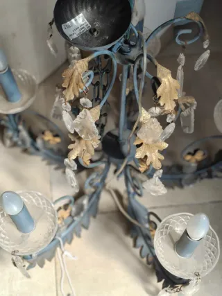 Lámpara de techo azul y dorada