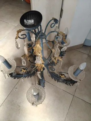 Lámpara de techo azul y dorada