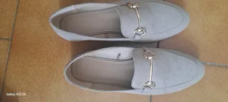 Mocassini beige con fibbia dorata