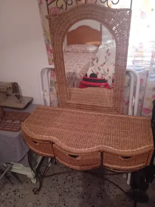 Mueble tocador de mimbre y metal
