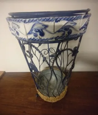 Portaombrelli in metallo e vimini