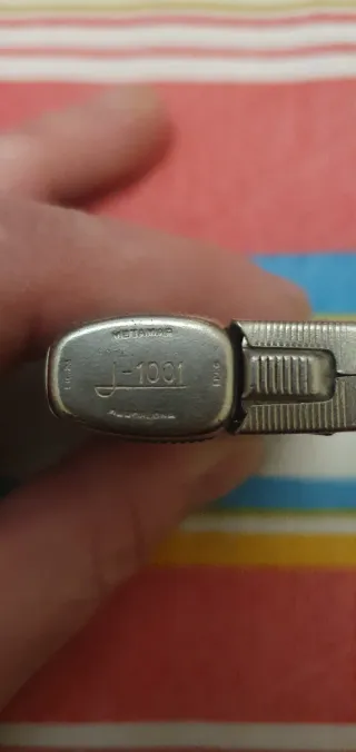 Mechero metálico con grabado