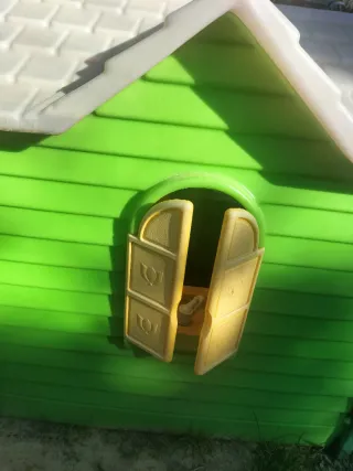 Casita infantil de plástico verde y amarilla