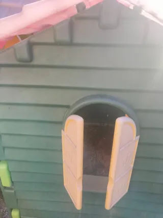 Casita infantil de plástico verde y amarilla