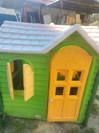 Casita infantil de plástico verde y amarilla