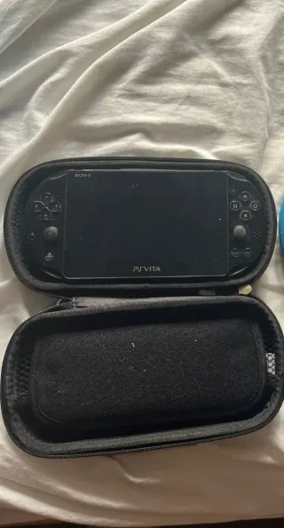 Consola Sony PS Vita 2000 Negra + Funda