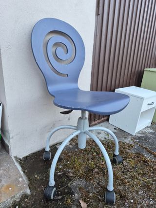 Silla de estudio azul con ruedas