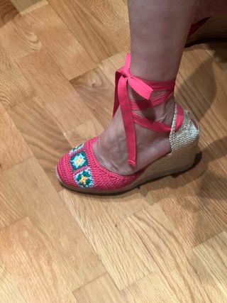 Alpargatas de cuña crochet castañer