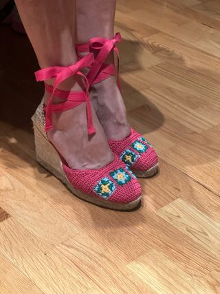 Alpargatas de cuña crochet castañer