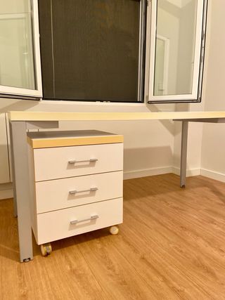 Escritorio blanco con cajonera