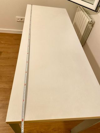 Escritorio blanco con cajonera