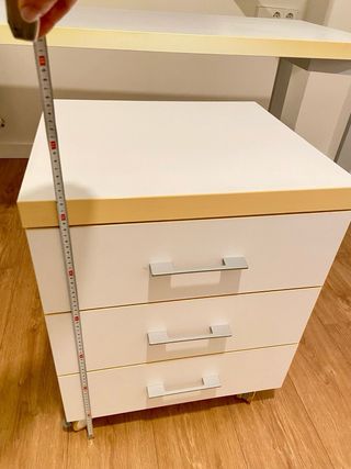Escritorio blanco con cajonera
