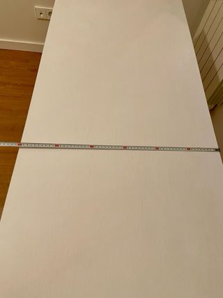 Escritorio blanco con cajonera