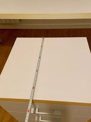 Escritorio blanco con cajonera